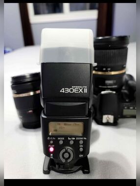 Canon 430EX II Flash Unit in Black with White Diffuser